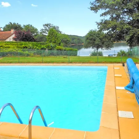 Chalet Charmant: Gérons Retreat With Shared Pool *