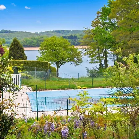 A Avec Piscine Partagee Chalet